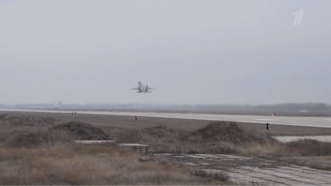 Máy bay chiến đấu Nga xuất kích trên căn cứ sân bay quân sự Khmeimim - ảnh minh họa video