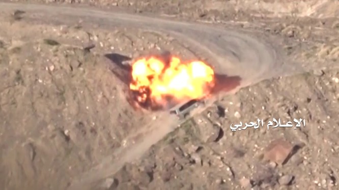Một vụ tấn công bằng mìn vệ đường vào xe của quân đội Ả rập Xê út ở Yemen - ảnh minh họa video