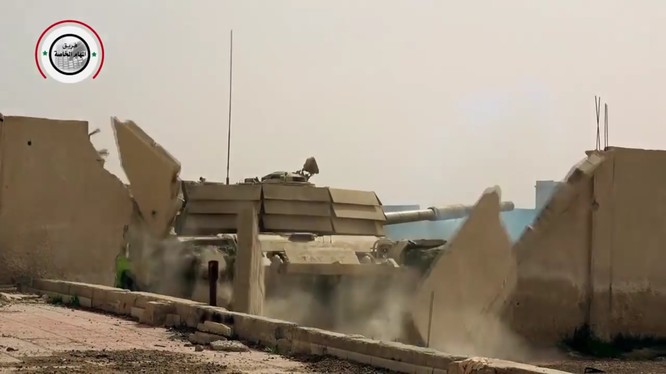 Xe tăng Vệ binh Cộng hòa đột phá qua tường sân gần làng Jisreen - ảnh minh họa video