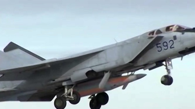 Máy bay tiêm kích đánh chặn tầm xa MiG - 31 và tên lửa Kinzhal - ảnh minh họa TV Zvezda