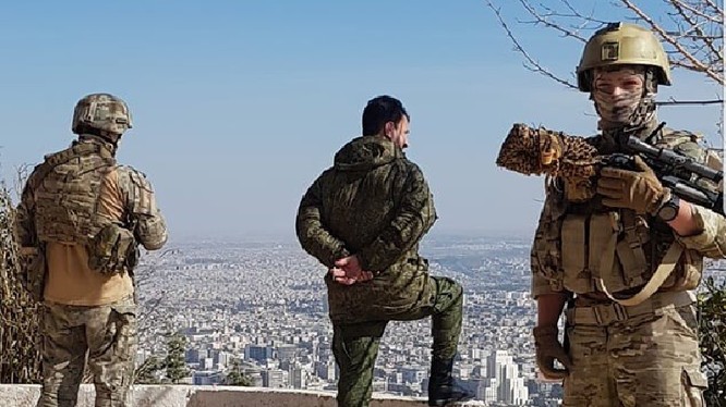 Tướng Suheil al-Hassan, tư lệnh trưởng chiến dịch "Thanh kiếm thép Damascus" quan sát chiến trường, bảo vệ tiệm cận của ông là đặc nhiệm Bộ quốc phòng Nga - ảnh Ivan Sidorenka