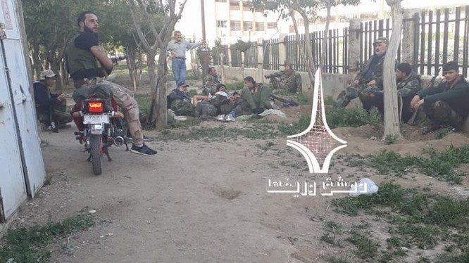 Nhóm binh sĩ quân đội Syria sau cuộc chiến chống trả lực lượng IS trong quận Al-Qadam, Damascus. Ảnh minh họa Muraselon