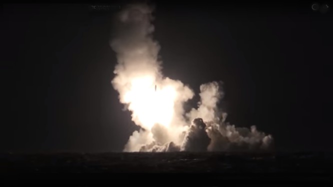 Tàu ngầm Nga phóng tên lửa - ảnh minh họa video