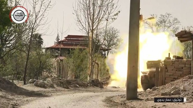 Xe tăng quân đội Syria bắn phá chiến tuyến của lực lượng Hồi giáo cực đoan ở thị trấn Kafr Batna, Đông Ghouta. Ảnh minh họa video
