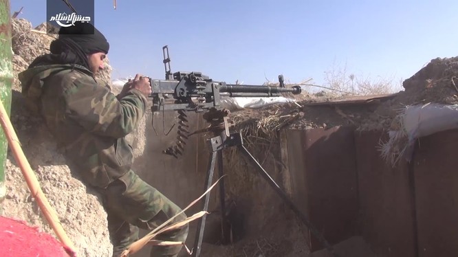 Một tay súng thuộc nhóm Jaysh Al-Islam quyết chống trả quân đội Syria - ảnh minh họa video