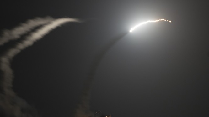 Hải quân Mỹ phóng tên lửa tấn công Syria ngày 06.04.2017 - ảnh Dailymail
