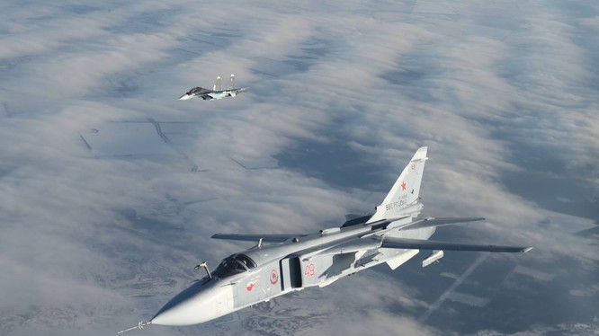 Máy bay ném bom Nga Su-24 cùng Su - 30SM trên không phận Syria
