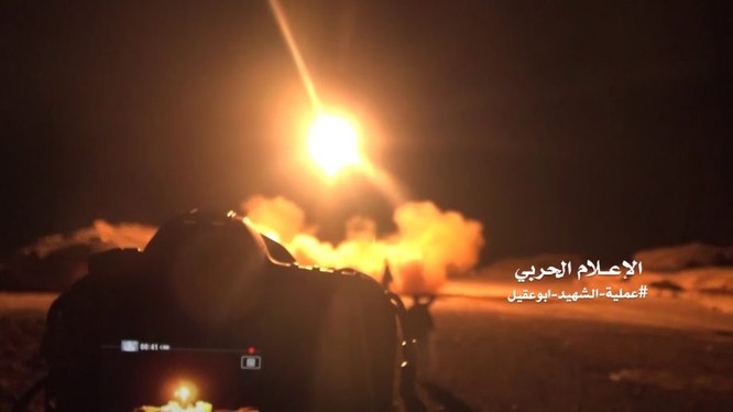 Lực lượng Houthi phóng tên lửa vào căn cứ quân sự và sân bay Ả râpk Xê út - ảnh minh họa Masdar News
