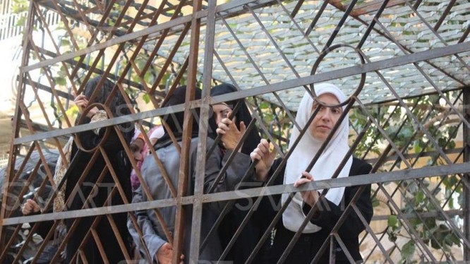 Những phụ nữ từng bị bắt làm lá chắn sống để được giải phóng - ảnh minh họa Masdar News
