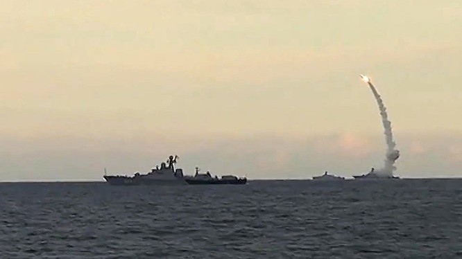Hải quân Nga phóng tên lửa hành trình Kalibr ngoài khơi biển Địa Trung Hải