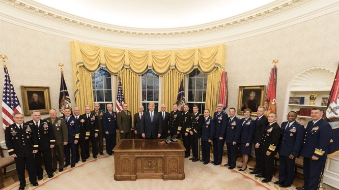 Các tướng lĩnh Mỹ và tổng thống Donald Trump tại Nhà Trắng. ảnh tài khoản Twittter: @ realDonaldTrump