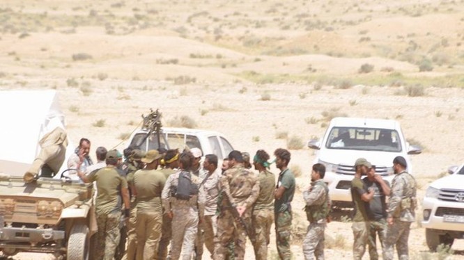 Các đơn vị quân đội Syria chuẩn bị tấn công dọc tuyến đường chiến lực Pamyra - Deir Ezzor. Ảnh minh họa Masdar- News