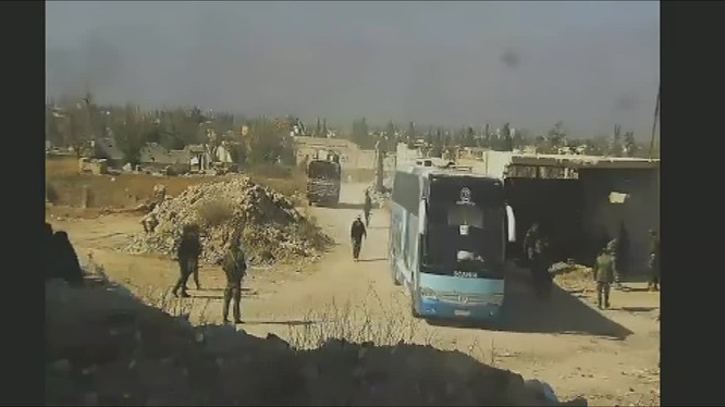 Đoàn xe buýt di tản lực lượng Hồi giáo cực đoàn về phía bắc Syria. Ảnh minh họa video Ruptly
