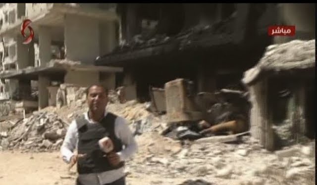 Phóng viên kênh truyền hình Al-Ikhbariya trong thanh phố nhỏ Douma, Đông Ghouta