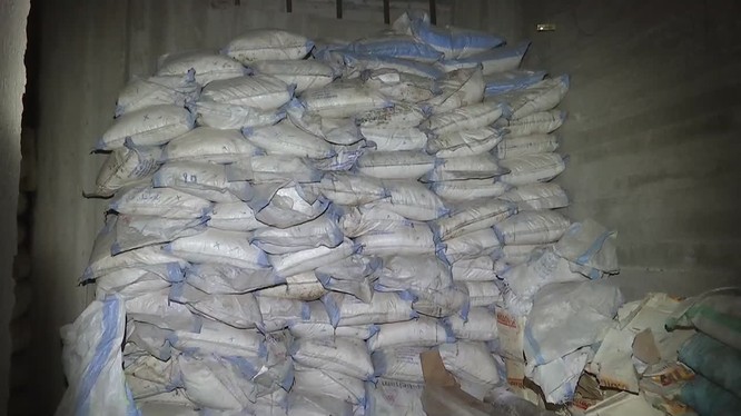 Các túi chất hóa học hexamine voiiws số lượng lớn ở Douma. Anh mimh họa video Ruptly