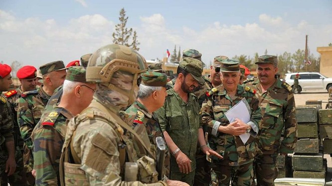 Thiếu tướng Suheil Al-Hassan trong đoàn bộ tổng tham mưu Syria tại thị trấn vừa giải phóng Dumayr. Ảnh minh họa ANNA News