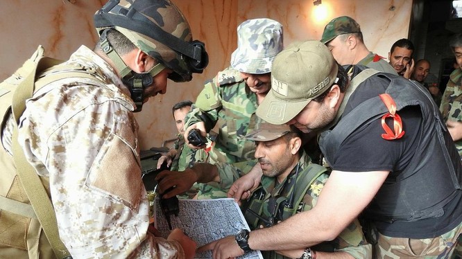 Cố vấn Nga hỗ trợ các chỉ huy lực lượng vũ trang địa phương NDF. Ảnh Masdar News