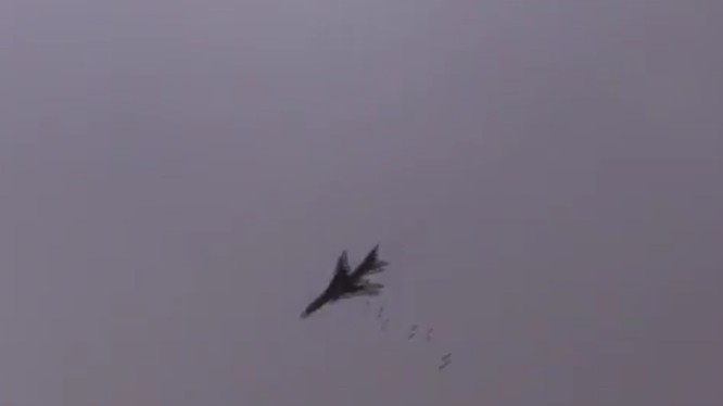 Máy bay chiến đấu quân đội Syria dội bom vào lực lượng IS trên chiến trường Yarmouk