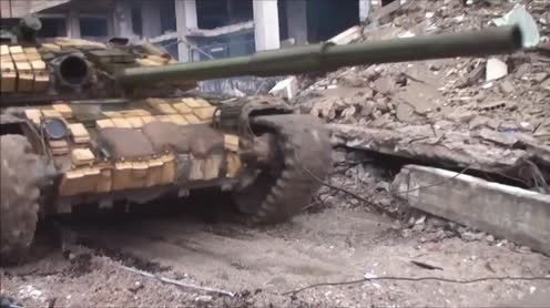 Xe tăng quân đội Syria hành tiến trong quận Hajar al-Aswad, khu vực phía nam thủ đô Damascus