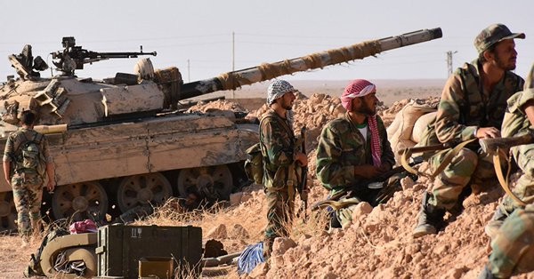 Binh sĩ lực lượng NDF phòng ngự trên chiến trường phía đông Deir Ezzor