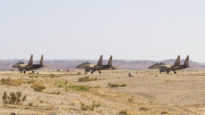 3 chiếc F-15 của không quân Israel, mang bom bay GBU - 39 không kích quân đội Syria . Ảnh Ivan Sidorenko - phóng viên chiến trường độc lập