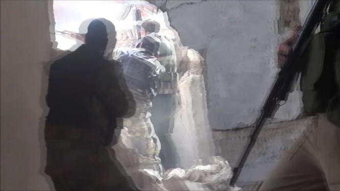 Binh sĩ quân độ Syria chiens đấu trong quận Hajar al-Aswad. ảnh minh họa video SANA