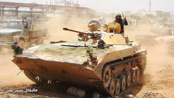 Xe thiết giáp Vệ binh Cọng hòa trên đường phó quận ngoại ô al-Hajar al-Aswad, ảnh Masdar News