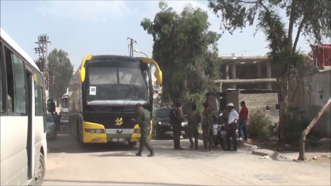 Các xe buýt di tản chiến binh nổi dậy trên vùng ngoại ô phía nam Damascus - ảnh minh họa Masdar News