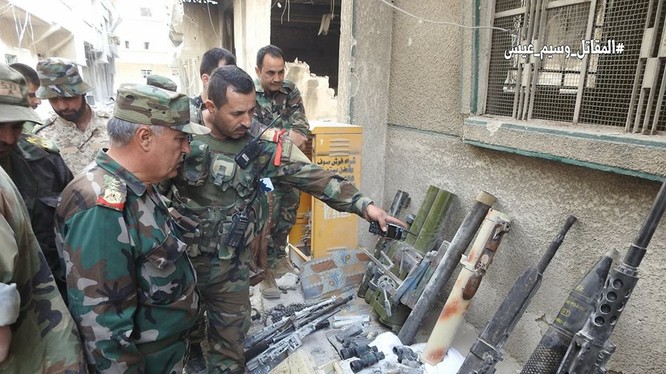 Lực lượng Hồi giáo cực đoan giao nộp vũ khí cho quân đội Syria. Ảnh minh họa Muraselon