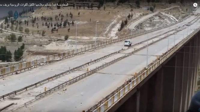Toàn cảnh tuyến đường cao tốc và cầu Rastan - ảnh minh họa trang tin đối lập Syria
