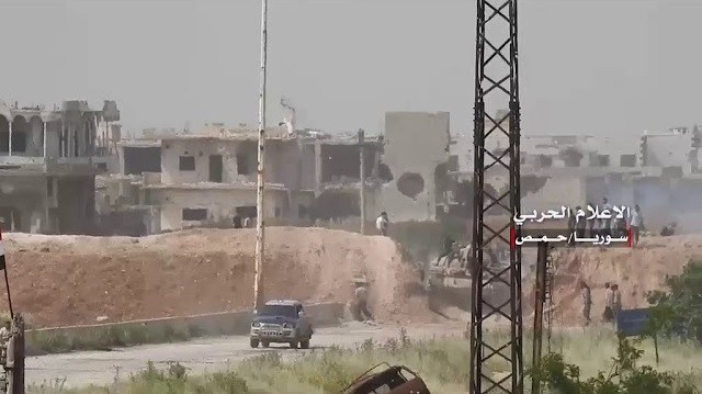 Công binh quân đội Syria mở tuyến đường quốc lộ Homs - Hama. ảnh minh họa video quân đội Syria