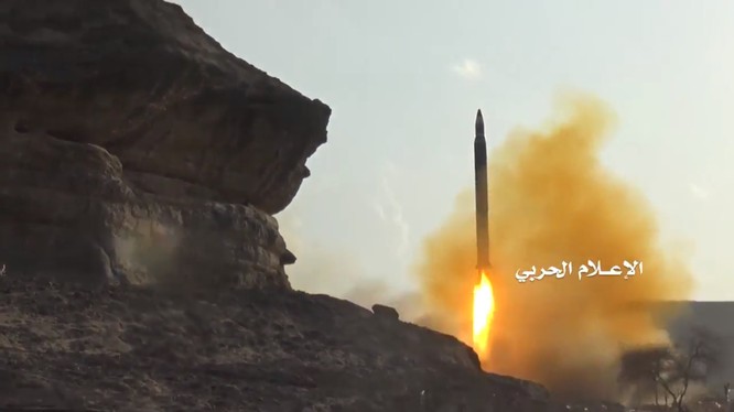 Lực lượng Houthi phóng tên lửa vào chiến tuyến của lực lượng liên minh quân sự Ả rập Xê út. Ảnh minh họa video