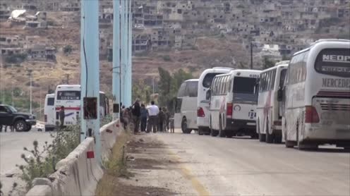 Đoàn xe buýt di tản chở các chiến binh Hồi giáo nổi dậy rời thị trấn Rastan và Talbiseh