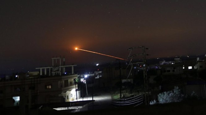 Lực lượng phòng không Syria đánh trả tên lửa Israel trong cuộc không kích. Anh South Front