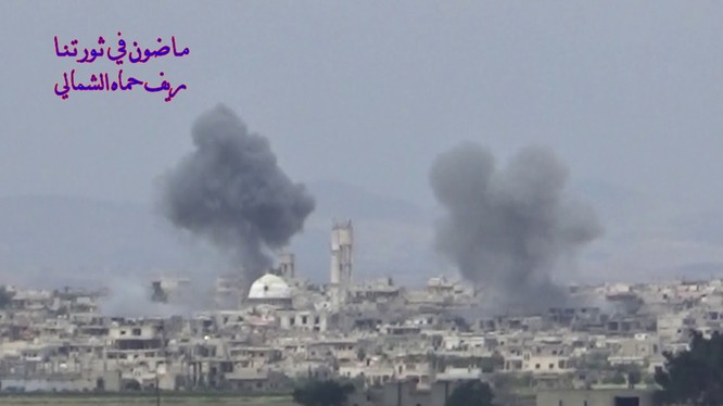 Không quân Nga không kích thị trấn Al-Lataminah. Ảnh minh họa video
