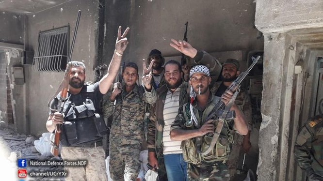 Các binh sĩ Syria và quân tình nguyện Palestine trong các khu phố vừa giải phóng