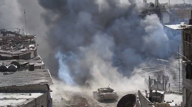 Xe tăng quân đội Syria tấn công quận Yarmouk. Ảnh minh họa Alo-Masdar News