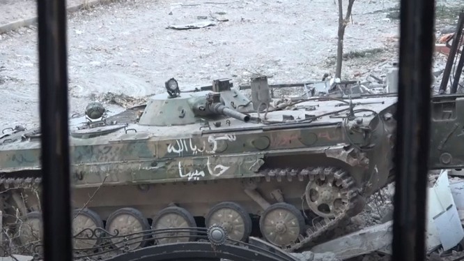 Xe thiết giáp quân đội Syria tấn công IS ở Yarmouk. Ảnh Muraélon