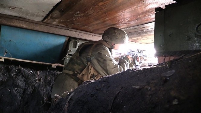Binh sĩ lực lương dân quân Donesk đánh trả các cuộc tấn công của quân đội Kiev