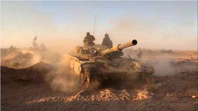 Xe tăng quân đội Syria tấn công trên sa mạc tỉnh Homs
