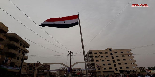 Quân đội Syria thượng cờ chủ quyền trên các thị trấn phía nam Damascus. Ảnh minh họa video SANA