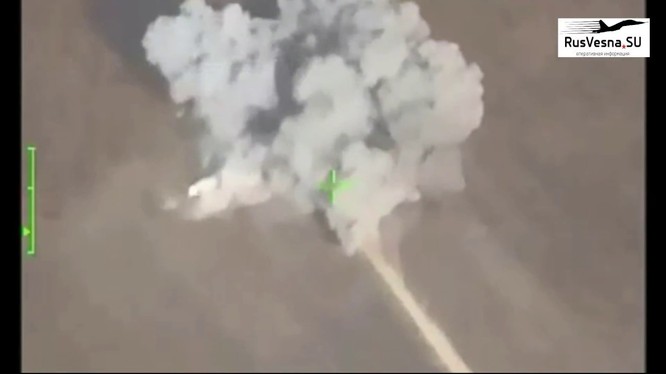 Không quân Syria phá hủy kho đan của lực lượng Hồi giáo cực đoan ở Hama. Anh minh họa video Rusvesna