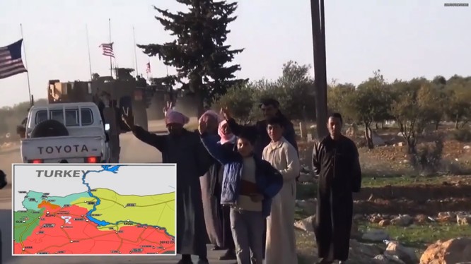 Quân đội Mỹ tuần tra trên ranh giới thị trấn Manbij. anh minh họa video South Front