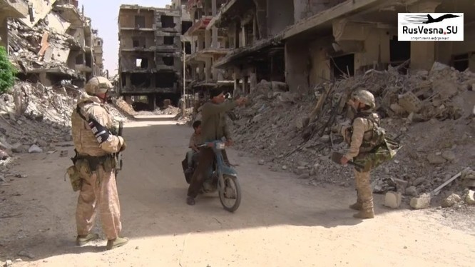 Quân cảnh Nga trên đường phố thành phố Douma. Ảnh Rusvessna