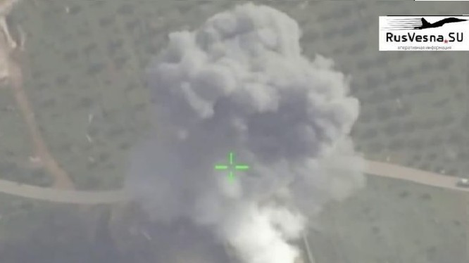 Không quân Syria nem bom huy diệt trụ sở của lực lượng Hồi giáo ở miền bắc Hama. Ảnh minh họa video Rusvesna