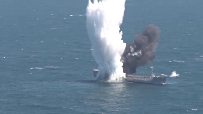 Tầu chở dầu Thổ Nhĩ Kỳ nổ tung trong cuộc tập trận. Ảnh video Masdar News