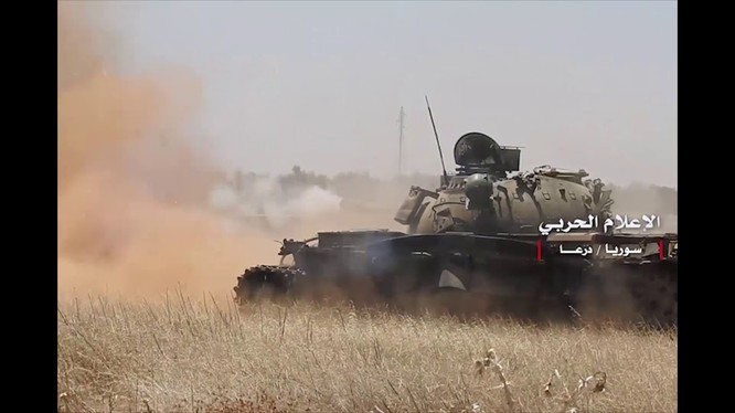 Xe tăng quân đội Syria tiến công trên chiến trường đông Daraa. ảnh video Hezbollah