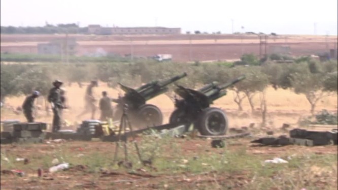 Pháo binh quân đội Syria chiến đấu trên chiến trường phía đông nam Daraa