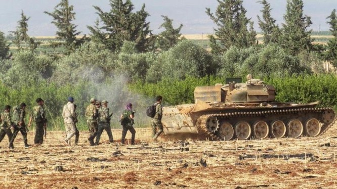 Quân đội Syria tiến công trên chiến trường Idlib. Ảnh Muraselon