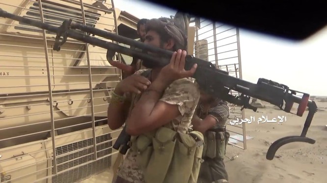 Lực lượng Houthi đánh chiếm 1 xe cơ giới bọc thép của Liên minh quân sự do Ả rập Xê út dẫn đầu. Ảnh video